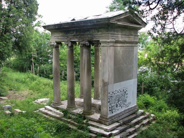 hrobka Popperovcov vraj stojí na mieste, kam sa chodievala barónka modliť za svoje hriechy